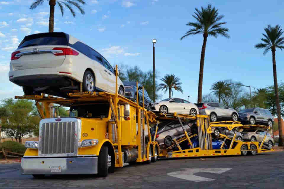 Door-to-door auto transport service in Florida offers unparalleled convenience, eliminating the hassle of terminal coordination.